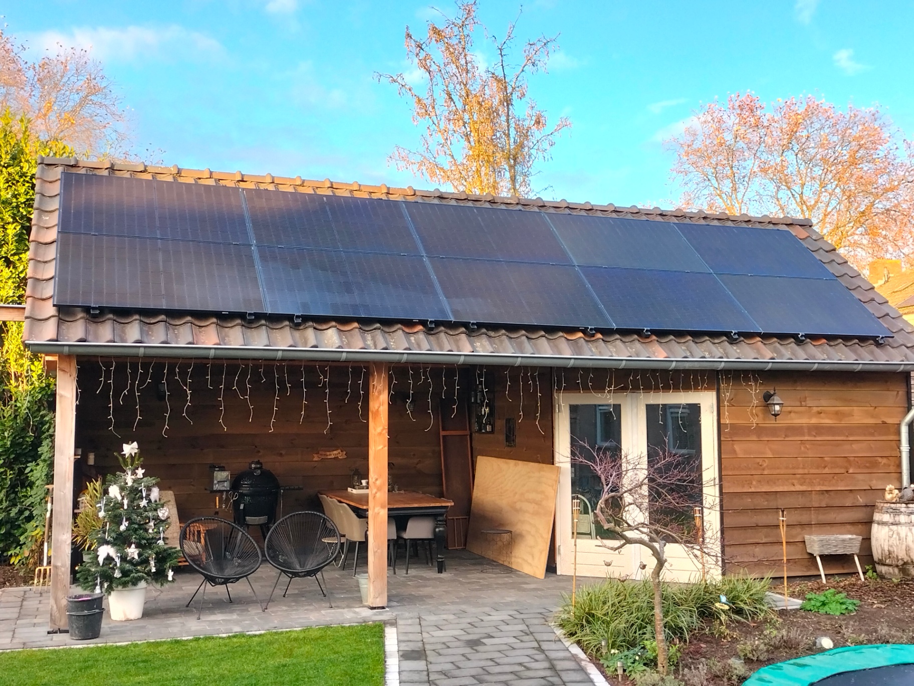 Pannendak met geïntegreerde zonnepanelen
