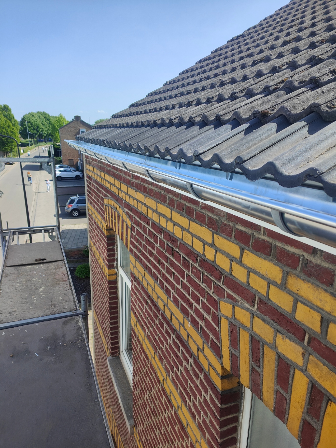 Nieuwe zinken dakgoot